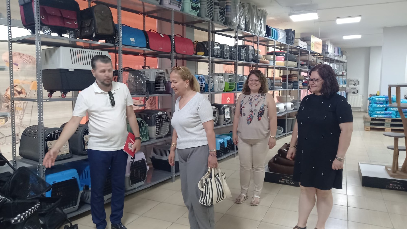 Edirne Bakkallar ve Tekel Bayileri Esnaf Odası Başkanı Okan Mano, esnafla dayanışma vizyonu doğrultusunda saha ziyaretlerini sürdürüyor.